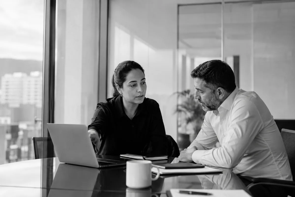 Consultores revisando estrategia en reunión